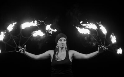 Personne jonglant avec des torches enflammées.