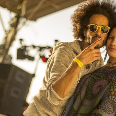 Couple souriant lors d'un concert en plein air.