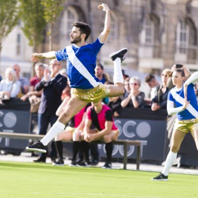 Danseurs de disco-foot en plein mouvement artistique.