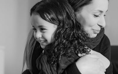 Mère et enfant s'embrassent tendrement.