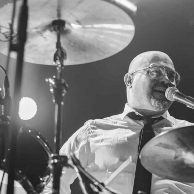 Photographie du groupe Tortured Soul sur scène, capturant l’énergie de leur performance.