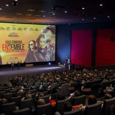 Cinéma avec projection affichée d'un film.