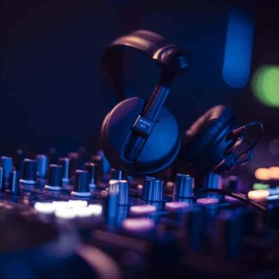 Casque audio sur console DJ en éclairage bleu