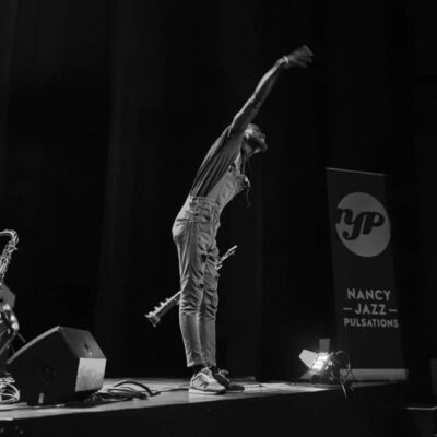 Musicien sur scène au festival jazz.