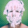 Homme couvert de mousse à raser visage.
