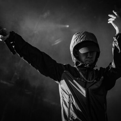Chanteur sur scène avec un micro