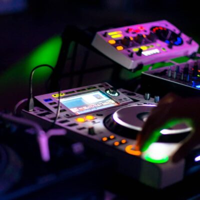 Table de mixage DJ en action