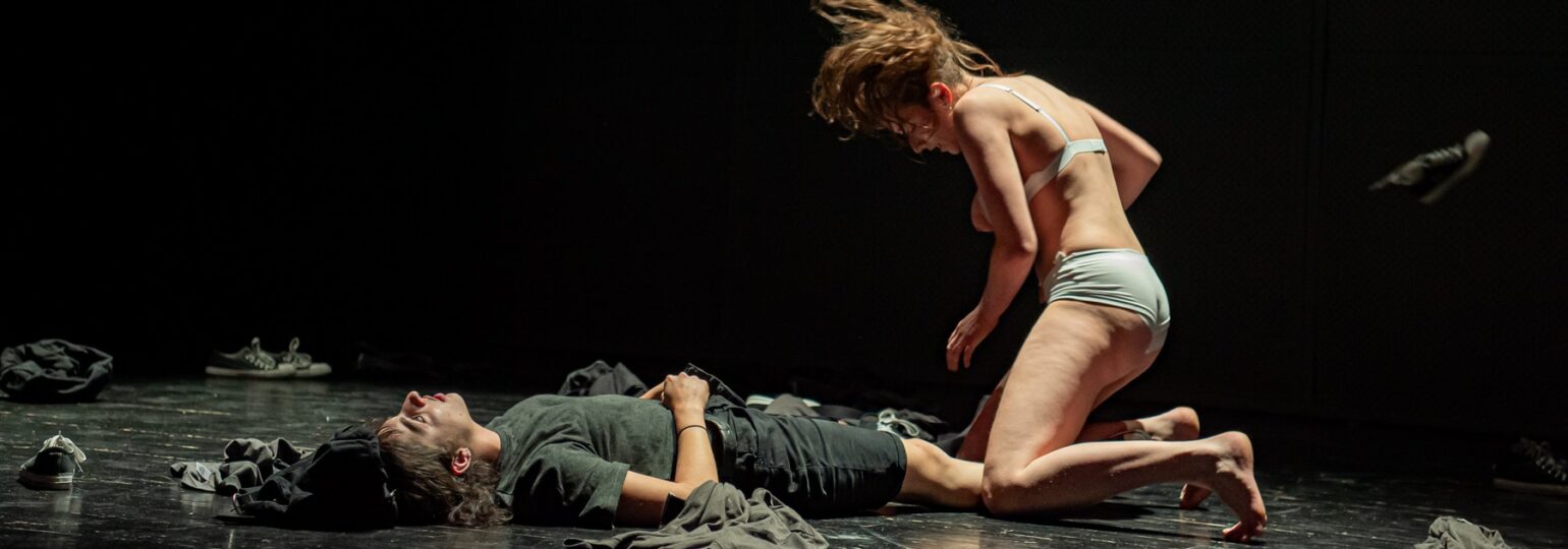 Performance de danse contemporaine sur scène.