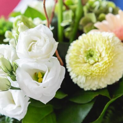 Bouquet de fleurs blanches et roses