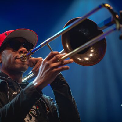 Musicien jouant du trombone sur scène
