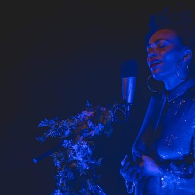 Chanteuse sur scène, éclairage bleu artistique