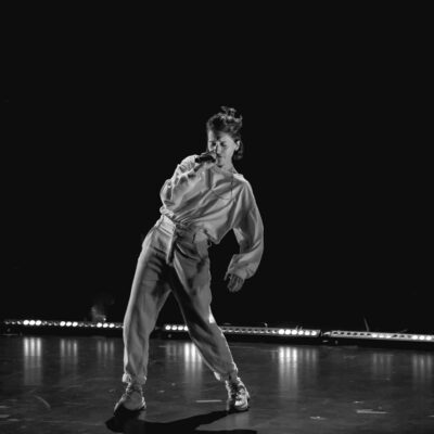 Personne chante sur scène dans l'obscurité.
