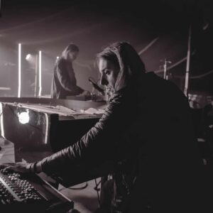 Musiciens sur scène, ambiance concert électro