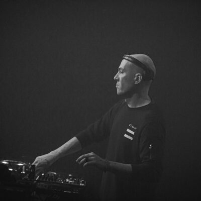 DJ jouant de la musique en live.