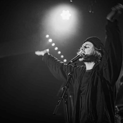 Chanteur sur scène avec éclairage dramatique