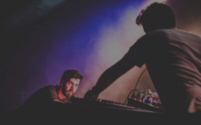 Concert électro avec lumière colorée et musique live.