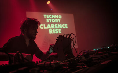 DJ en performance sur scène techno.