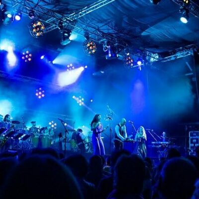 Image du groupe Who the Cuban lors d’un concert, illustrant leur fusion musicale unique.