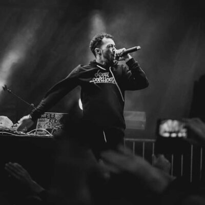 Rappeur sur scène avec micro, noir et blanc