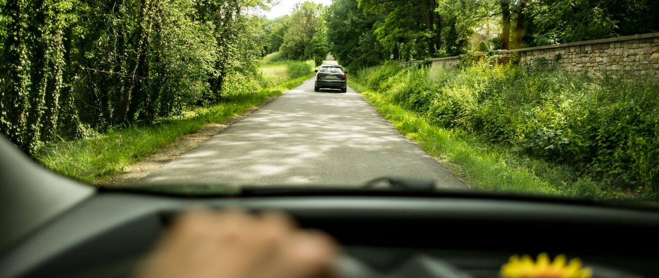 Vue d'une voiture sur route de campagne