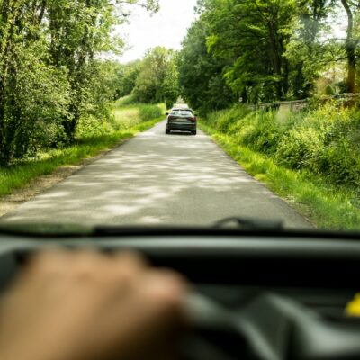 Vue d'une voiture sur route de campagne