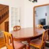 Salle à manger avec table en bois.
