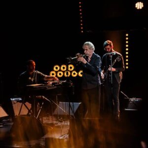 Groupe de musiciens jouant en concert.