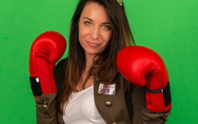 Femme avec gants de boxe et couronne.