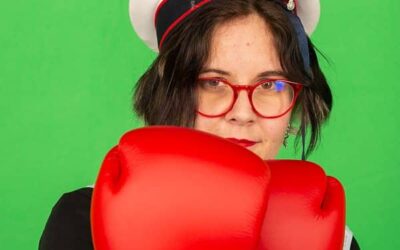 Personne avec gants de boxe rouges, fond vert.