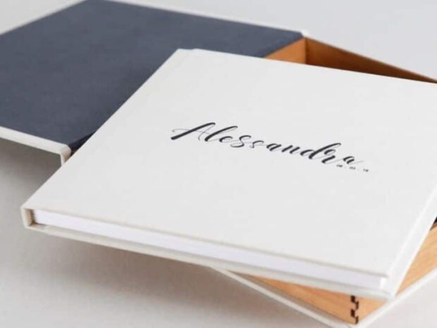 Album photo blanc avec coffret ouvert.
