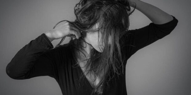 Personne avec cheveux en désordre, noir et blanc.