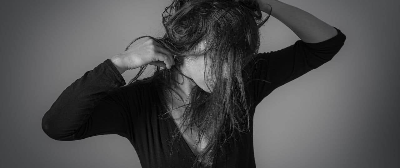 Personne avec cheveux en désordre, noir et blanc.