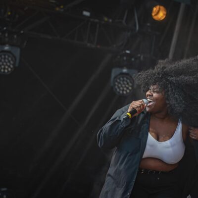 Photographie de la chanteuse Yseult en concert au festival Le Jardin du Michel 2019 à Toul, capturant son énergie sur scène.