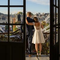 Couple marié sur balcon avec vue urbaine