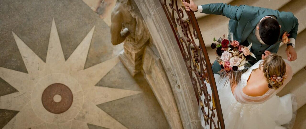 Couple de mariés sur un escalier en colimaçon.