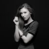Portrait en noir et blanc d'une femme.