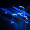 Musicien jouant de la flûte en lumière bleue