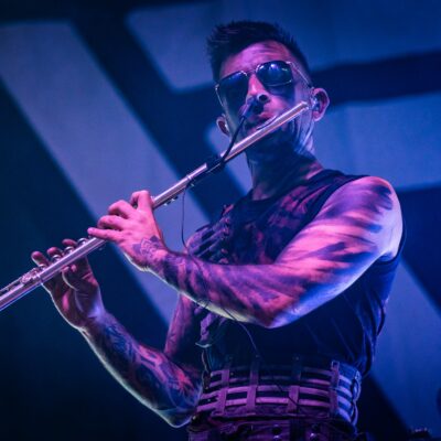 Musicien jouant de la flûte sur scène.