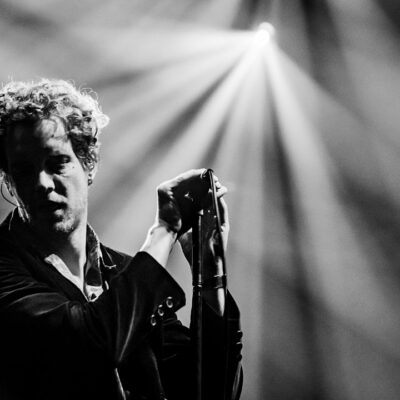 Chanteur avec micro sous projecteurs.