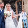 Mariage avec mariés souriants et pluie de confettis.