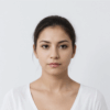 Portrait d'une femme en t-shirt blanc.