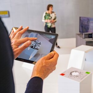Tablette utilisée pour la réalité augmentée en exposition.