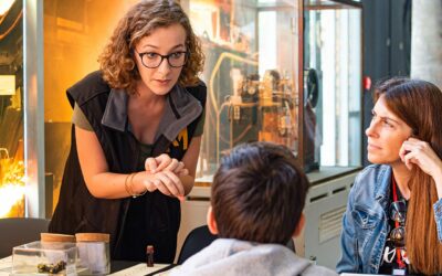 Discussion éducative dans un musée interactif.