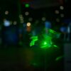Travail technique dans l'obscurité avec lumière verte.