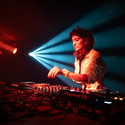 DJ mixant avec éclairage scénique vibrant