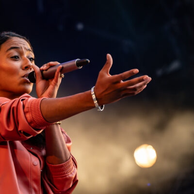 Chanteuse en concert avec micro sur scène.