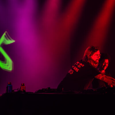 Deux personnes DJ mixant sur scène.
