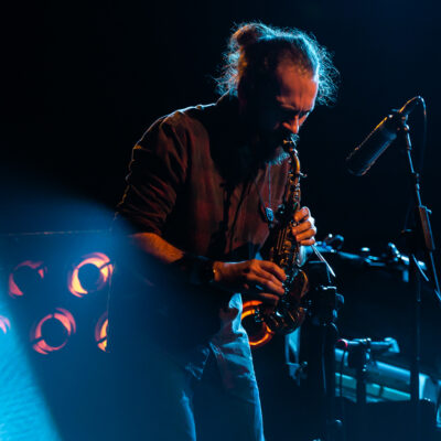 Musicien jouant du saxophone sur scène.