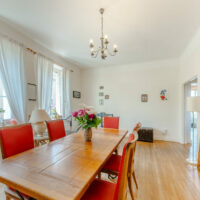 Salle à manger lumineuse avec table en bois.