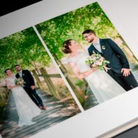 Album photo de couple marié dans un parc.